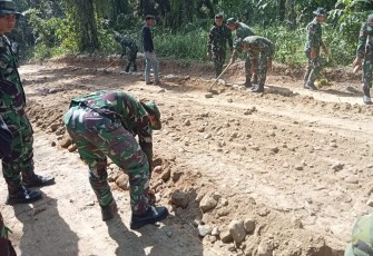 Satgas TMMD mengerjakan proses pembangunan jalan sepanjang 3,4 km di Stm Hulu.