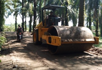 Satgas TMMD Operasikan Alat Berat.