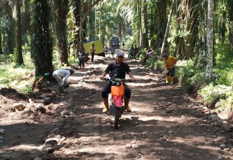 Tampak di Lokasi TMMD Hilir mudik warga pada ruas jalan yang telah dibangun di Desa Rumah Sumbul