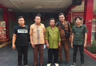 Tim penasihat hukum saat menjemput Tumirin keluar dari Rutan I Medan. 