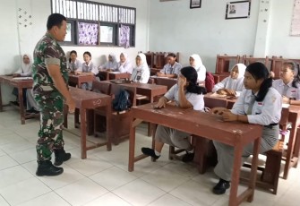 Babinsa Koramil 0204-21/Tiga Juhar menjadi Tenaga pendidik sementara di SMA Negeri Tiga Juhar