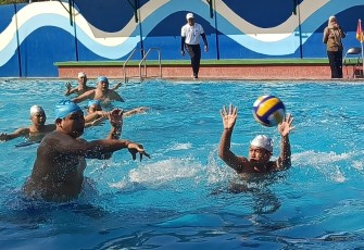 Tim Diskominfo Karanganyar melawan tim Disdikbud Karanganyar dalam lomba polo air antar OPD, di kolam renang Intanpari Karanganyar, Selasa (13/8/2024)