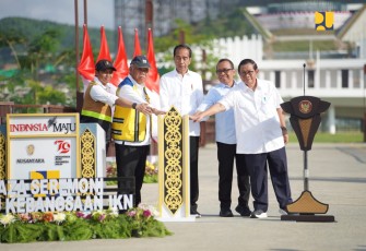 Presiden Joko Widodo saat meresmikan Plaza Seremoni Sumbu Kebangsaan IKN 