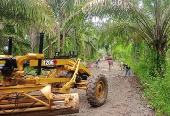 Proses pengerjaan jalan di Lokasi TMMD