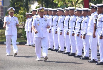 Dankodikdukum Kodiklatal Laksma TNI Dr Taufik Arief saat inspeksi pasukan 