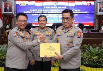 Kapolda Kalteng Irjen Pol Djoko Poerwanto saat menerima hasil audit itwasum Polri, Rabu (14/8)
