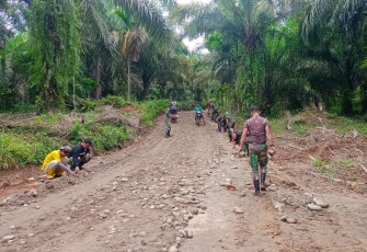 Satgas TMMD melakukan pengerjaan pengerasan badan jalan.