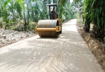 Satgas TMMD kerjakan yang Masih tersisa pengerjaan pengerasan badan jalan di Lokasi TMMD 