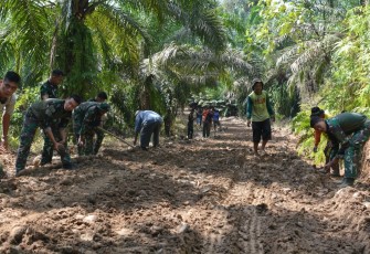 Satgas TMMD Bersemangat  Tuntaskan Pembangunan Jalan.