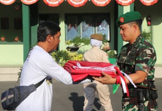 Dandim 0807/Tulungagung Letkol Kav Mohammad Nashir saat menyerahkan bendera merah putih