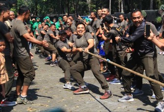 Lomba tarik tambang meriahkan HUT Kemerdekaan RI ke-79
