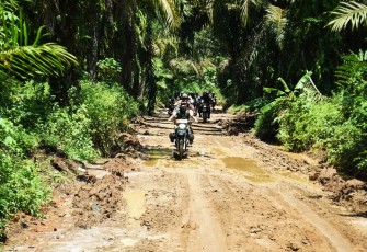 Kondisi Jalan yang Masih Belum Dilakukan Perkerasan di Lokasi TMMD Sejauh 200 Meter Lagi.