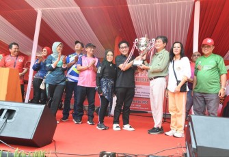Mendes PDTT Abdul Halim Iskandar saat memberikan trophy juara 
