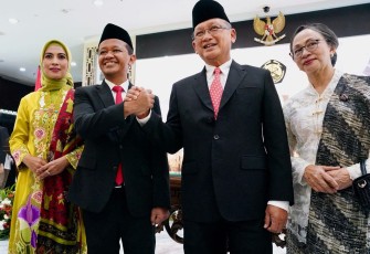 Menteri ESDM Bahlil bersama Arifin Tasrif di Jakarta, Senin (19/8)