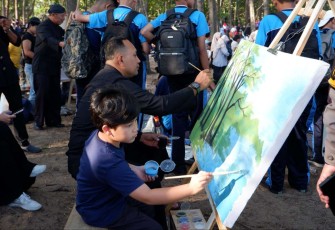 Dandim 0801/Pacitan Letkol Arh Imam Musahirul saat melukis diatas kanvas