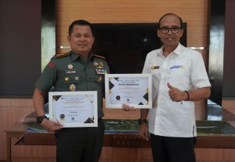 Danrem 071 Wijayakusuma Kolonel Inf Jamaluddin saat menerima penghargaan 