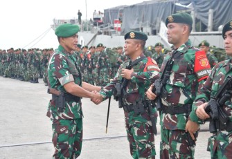Pangdam VI Mulawarman Mayjen TNI Tri Budi Utomo menyambut kedatangan satgas pamtas RI-Malaysia Yonarmed 11 Kostrad, Selasa (20/8)