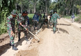 Semangat Satgas TMMD untuk merampungkan pembangunan jalan di Lokasi TMMD.