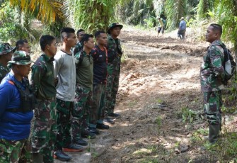 Babinsa Koramil 0204-21/Tiga beserta jajaran  Kodim 0204/DS Juhar gelar apel di lokasi pembangunan jalan di Desa Rumah Sumbul. 