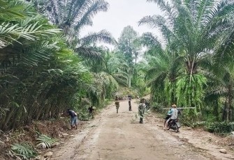 Satgas TMMD Benahi penampilan jalan agar menambah nilai estetika agar tak terkesan suram.