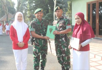 Danmenarmed 2 Kostrad Letkol Arm Siswo Budiarto saat menyerahkan hadiah lomba kebersihan 