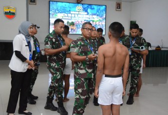 Danrem 023/KS Kolonel Inf Lukman Hakim saat pengecekan kesehatan Caba PK Reguler 