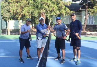 Danmenarmed 2 Kostrad Letkol Arm Siswo Budiarto berjabat tangan dengan Kasdivif 2 Kostrad Brigjen TNI Primadi Saiful Sulun dilapangan tenis Menarmed 2 Kostrad, Selasa (20/8)