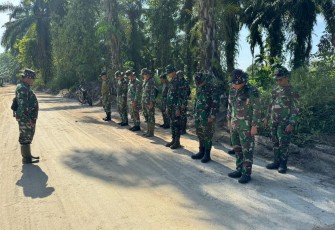 Sejumlah Satgas TMMD Melaksanakan Apel di Lokasi Pembangunan Jalan Desa Rumah Sumbul.
