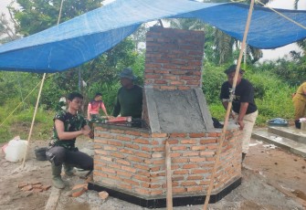Satgas TMMD Kodim 0204/DS Bangun Tugu Prasasti TMMD ke-121
