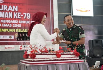 Danmenarmed 2 Kostrad Letkol Arm Siswo Budiarto bersama Kalapas Perempuan Kelas IIA Malang, Rabu (21/8)