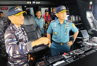 Danguspurla Koarmada III Laksamana Pertama Wawan Trisatya Atmaja saat menerima pemaparan kesiapan KRI Bawal-875