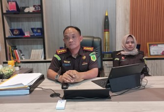 Kajari Bitung Dr Yadyn Palembangan, S.H.,M.H saat melaksanakan Konferensi Pers