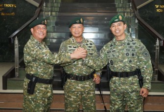 Pangdivif 2 Kostrad Mayjen TNI Anton Yuliantoro foto bersama usai sertijab, Jum'at (23/8)