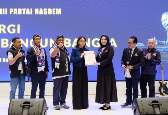 Elim Tyu Samba Saat Terima Rekom dari DPP Partai NasDem