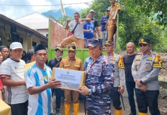 Danlanal Ternate Letkol Laut (P) Supriyadi memberikan bantuan korban banjir bandang, Senin (26/8)