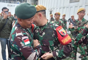 Dansatgas Yonarmed 11 Kostrad Letkol Arm Gde Adhy Surya Mahendra melepas purna tugas Yonarhanud 8/MBC di pelabuhan Tunontaka, Nunukan, Selasa (27/8)