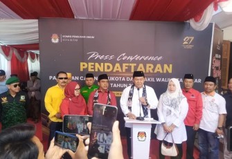 Bambang Rianto Saat Sampaikan Kererangan Pers Seusai Daftar Calon Walikota Blitar di KPU Kota Blitar 