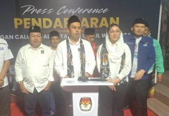 Mas Ibin Saat Sampaikan Kererangan Pers Seusai Daftar Pilkada Kota Blitar di KPU Kota Blitar 