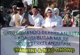 Mak Rini dan Mas Goni Diantar Rombongan Pawai Dadak Merak dan Para Jajaran Parpol Pengusungnya