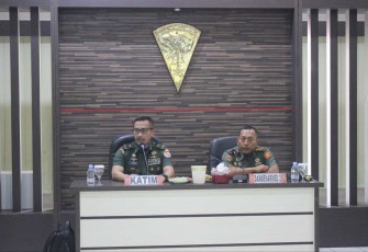 Brigjen TNI Beny Suryana saat memberikan pengarahan dalam audit kinerja di Menarmed 2 Kostrad, Kamis (29/8)