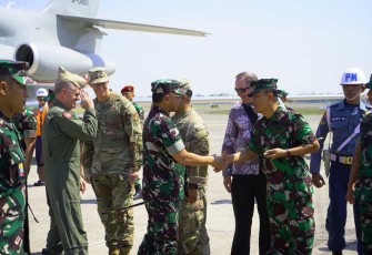 Danpuspenerbal Laksda TNI Sisyani Jaffar saat menyambut kedatangan Panglima TNI