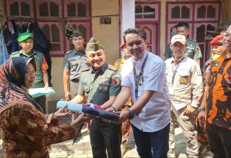 Dandim 0833/Kota Malang Letkol Arm Aris Gunawan saat menyerahkan kunci rumah program RTLH, Senin (2/9)