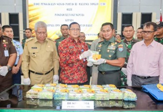 Pangdam XII/Tpr Mayjen TNI Iwan Setiawan menyerahkan sabu seberat 16,8 kg, Selasa (3/9)