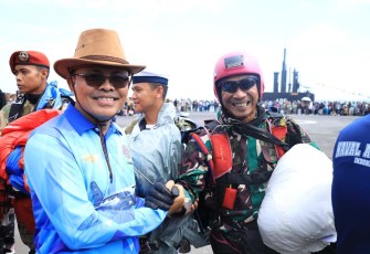 Danpuspenerbal Laksda TNI Sisyani memberikan ucapan selamat anggota penerjun payung