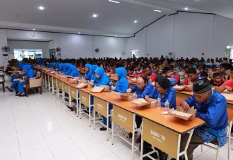 Makan bergizi bersama pelajar di Kota Sorong