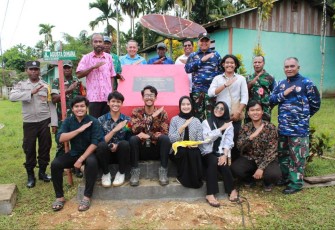 Danlanud Manuhua Marsma TNI Dedy Ilham S. Salam, foto bersama mahasiswa UNY