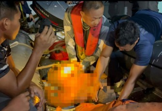 Penyelamatan korban kapal nelayan terbakar 