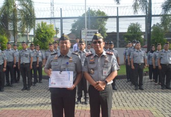Poto Pegawai Teladan di Lapas Kelas I Medan Mendapat Reward