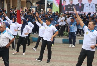 Olahraga bersama di halaman kantor bupati Tulungagung 