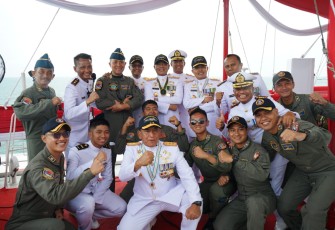 Danpuspenerbal Laksda TNI Sisyani Jaffar bersama prajurit dalam HUT Ke-79 TNI AL